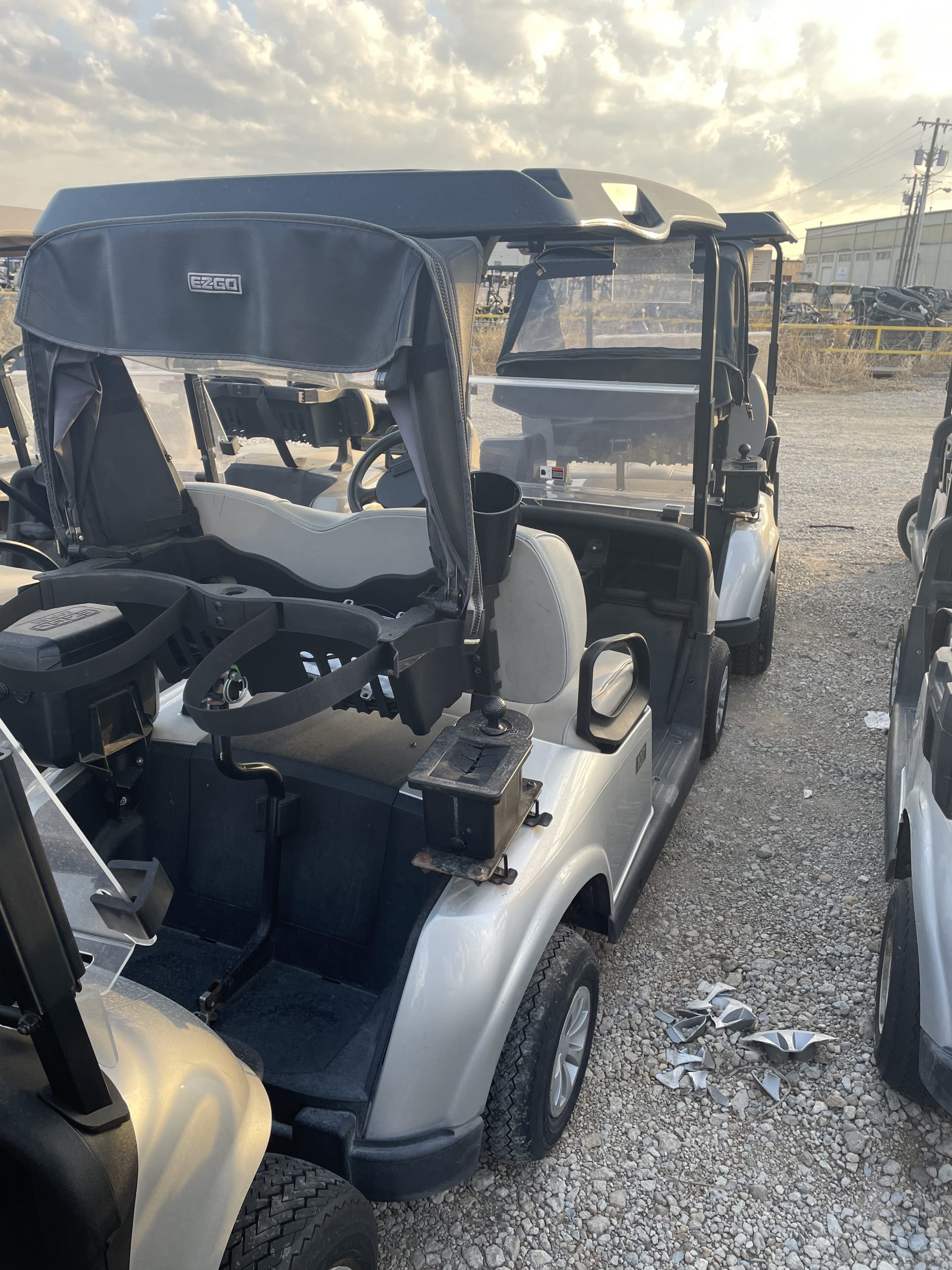 INSTOCK 5/14/26 A GROUP OF 4 EXTRA CLEAN SILVER 2023 EZGO RXV ELITES 2 SEATER WITH FACTORY SAMSUNG LITHIUM BATTERY / 5 YEAR FACT WARRANTY GOOD TILL SUMMER 2031 - Image 5